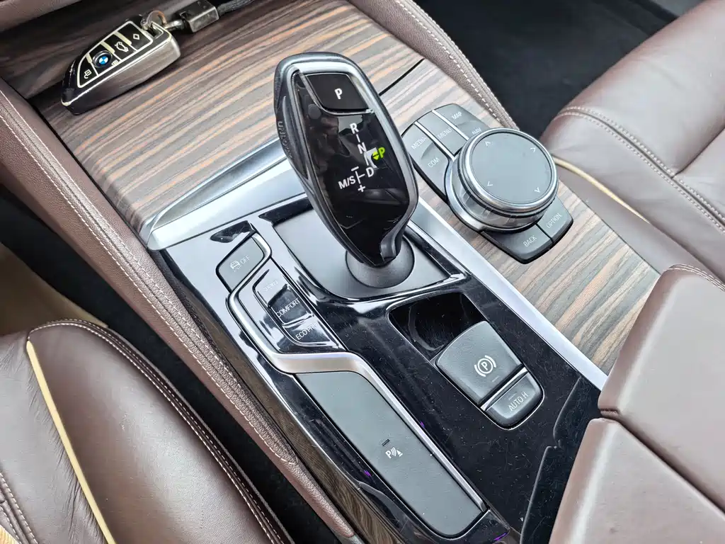 BMW 5 Series 2018 — фото 13