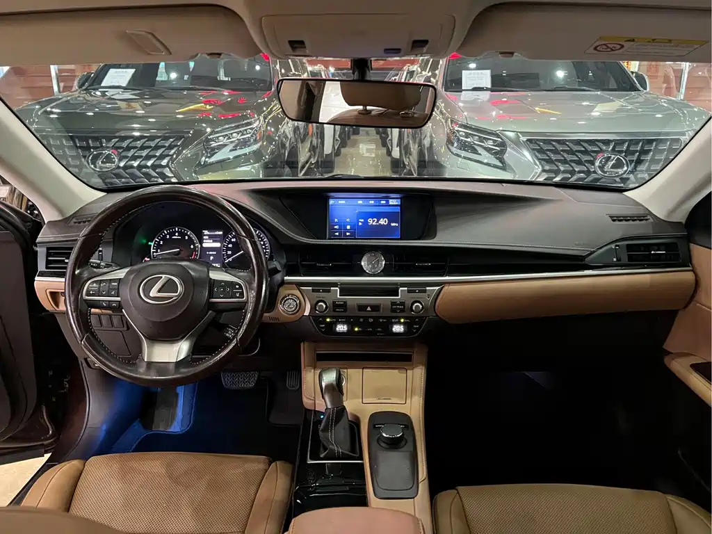 Lexus ES 2015 — фото 12