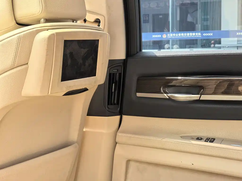 BMW 7 Series 2010 — фото 12