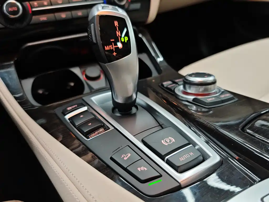 BMW 5 Series 2015 — фото 30