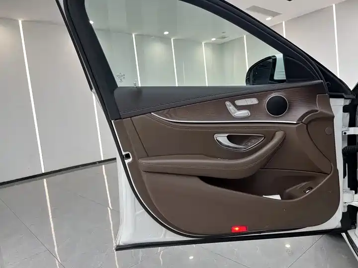 Mercedes-Benz E-Class 2023 — фото 10