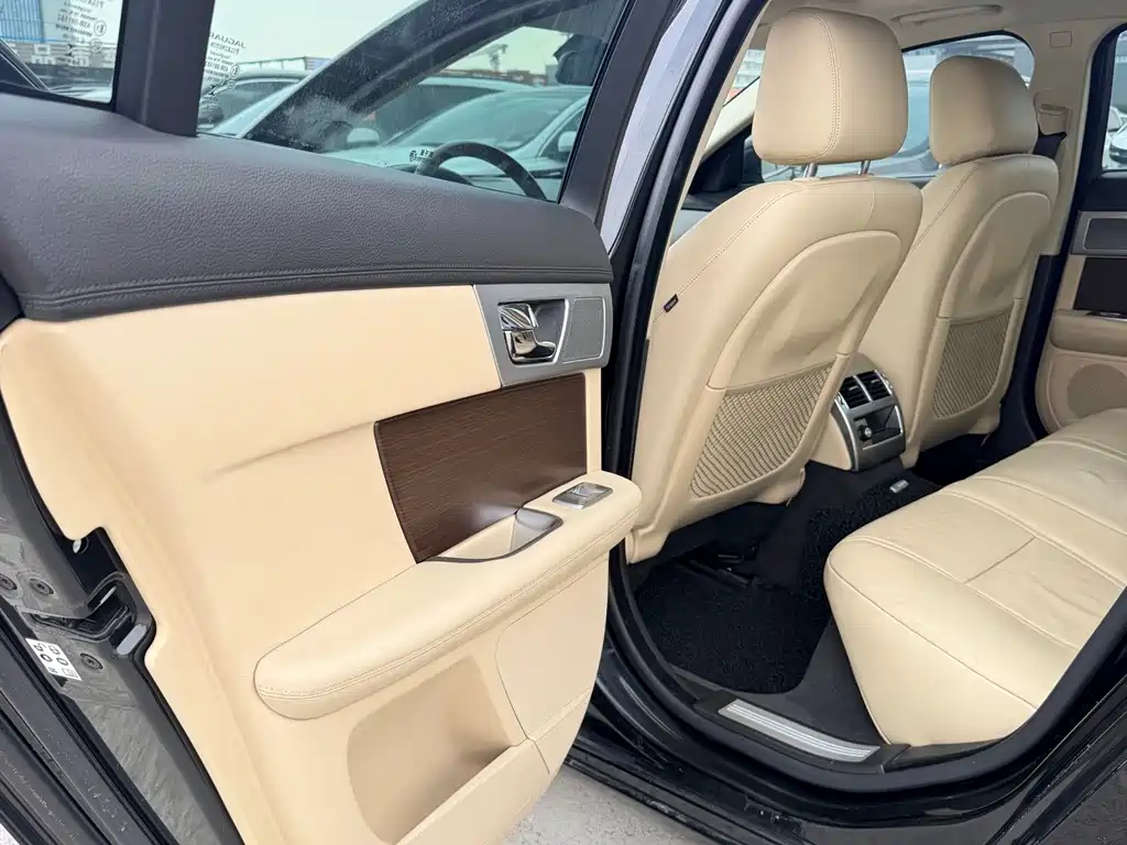 Jaguar XF 2015 — фото 11