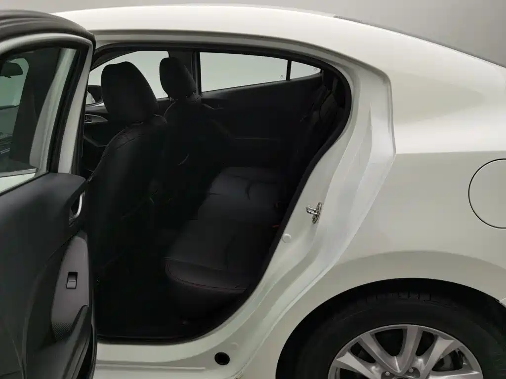 Mazda 3 Axela 2018 — фото 15