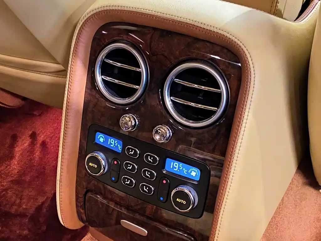 Bentley Flying Spur 2010 — фото 26