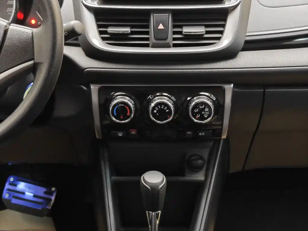Toyota Yaris L 2020 — фото 18