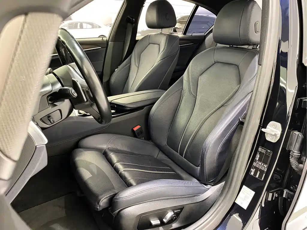 BMW 5 Series 2018 — фото 11
