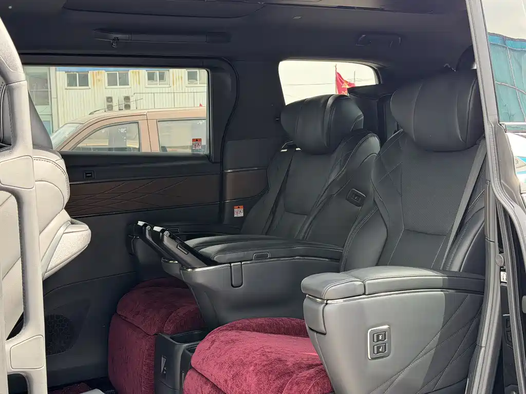 Toyota Vellfire 2023 — фото 13