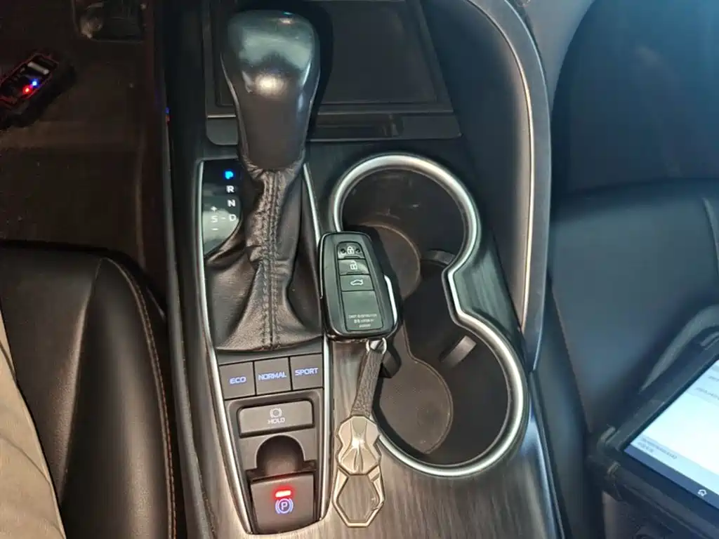 Toyota Camry 2023 — фото 14