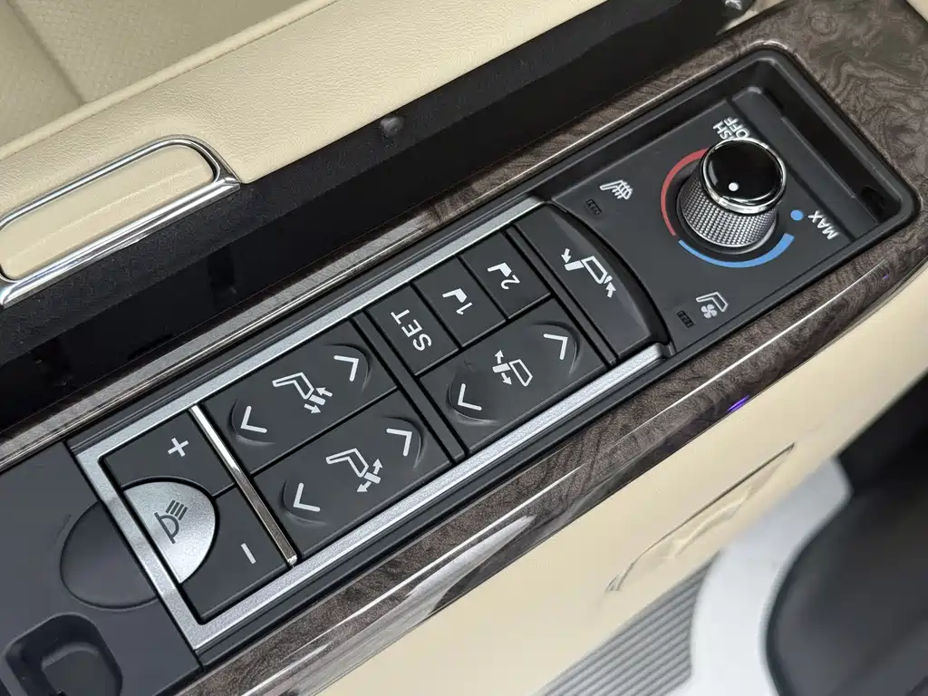 Toyota Alphard 2023 — фото 19