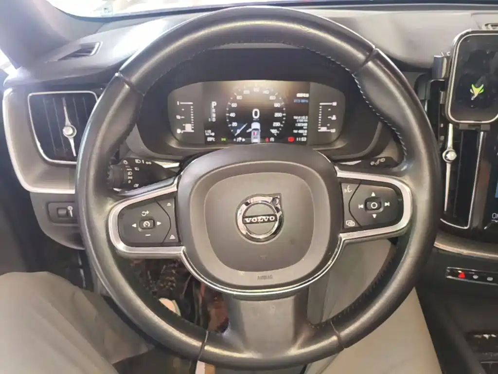Volvo XC60 2021 — фото 11