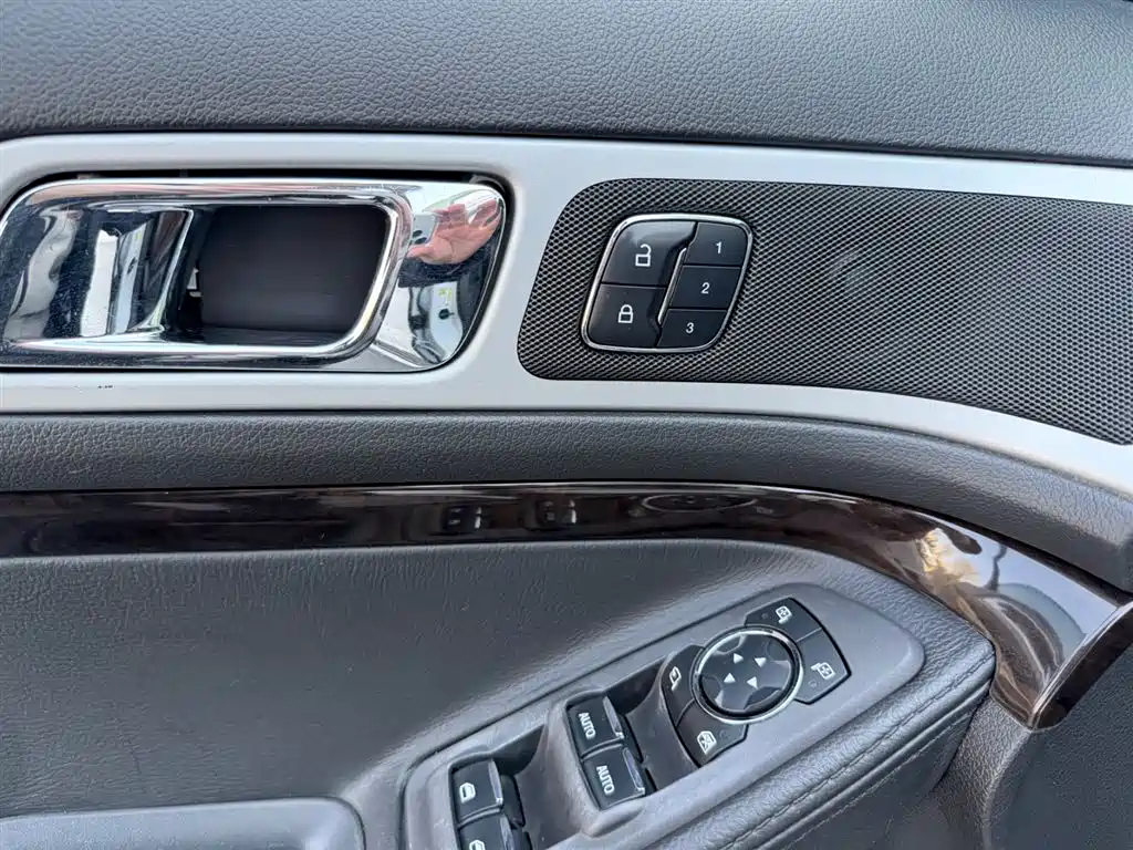 Ford Explorer 2015 — фото 10
