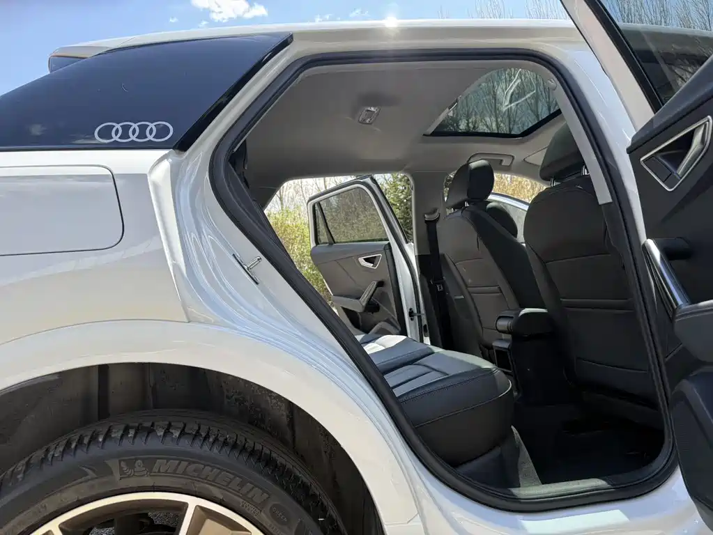Audi Q2L 2022 — фото 12