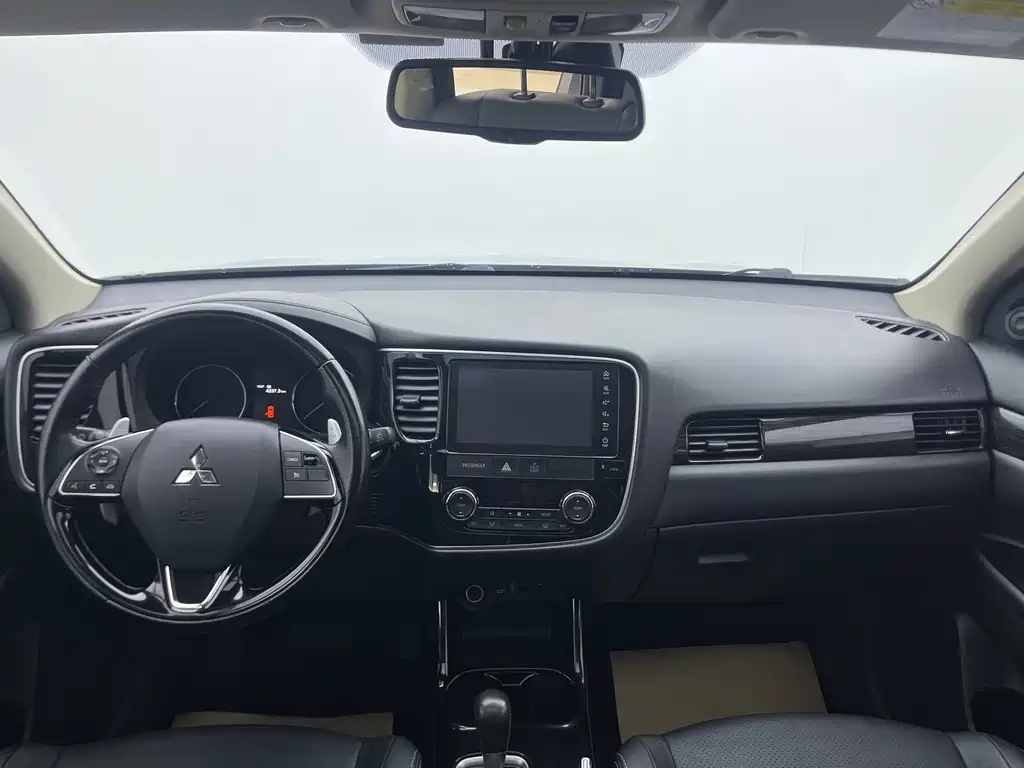 Mitsubishi Outlander 2017 — фото 17