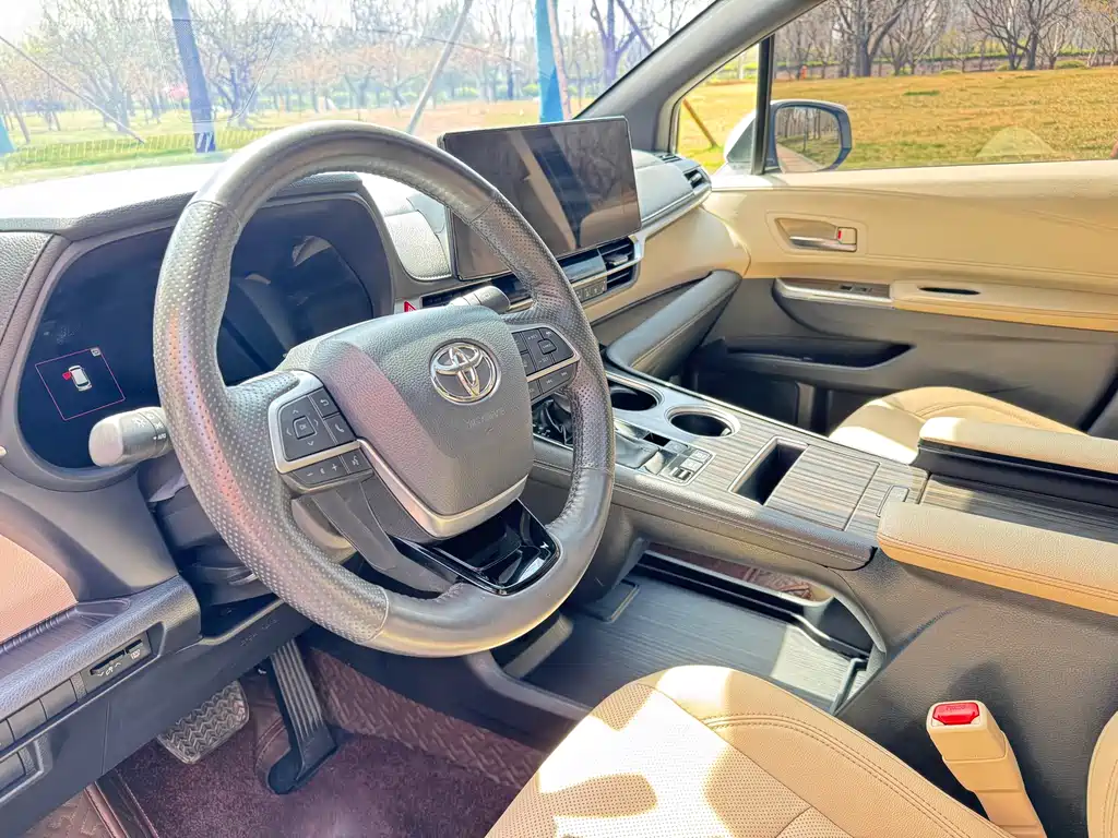 Toyota Sienna 2022 — фото 11