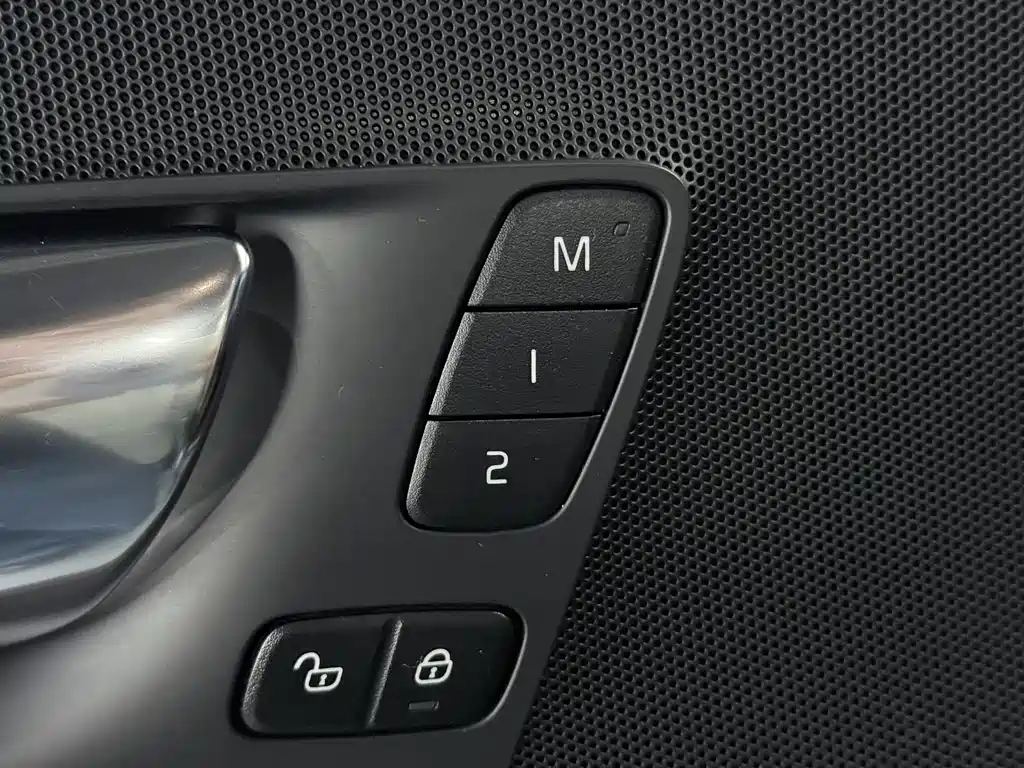 Volvo XC60 2021 — фото 15