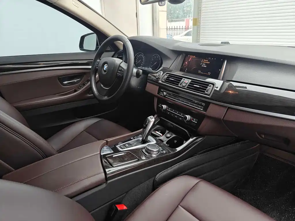 BMW 5 Series 2017 — фото 14