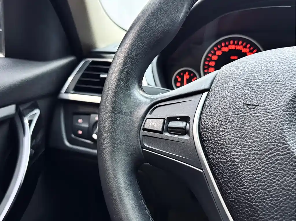 BMW 3 Series 2018 — фото 19