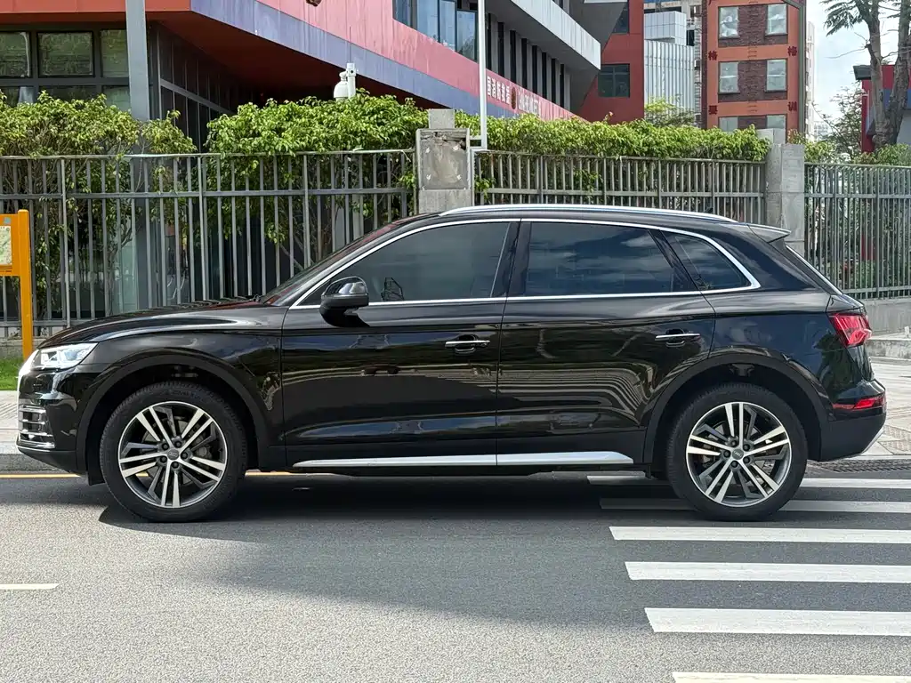 Audi Q5L 2020 — фото 11