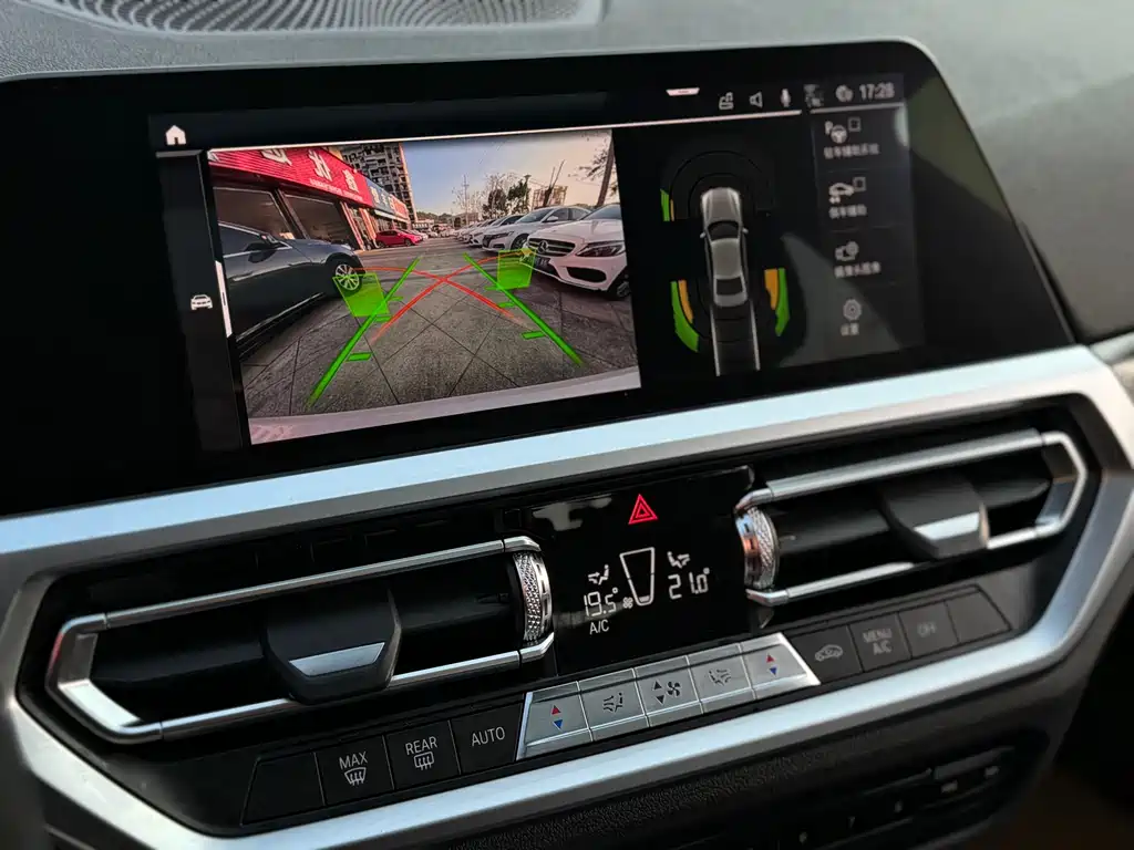 BMW 3 Series 2019 — фото 16