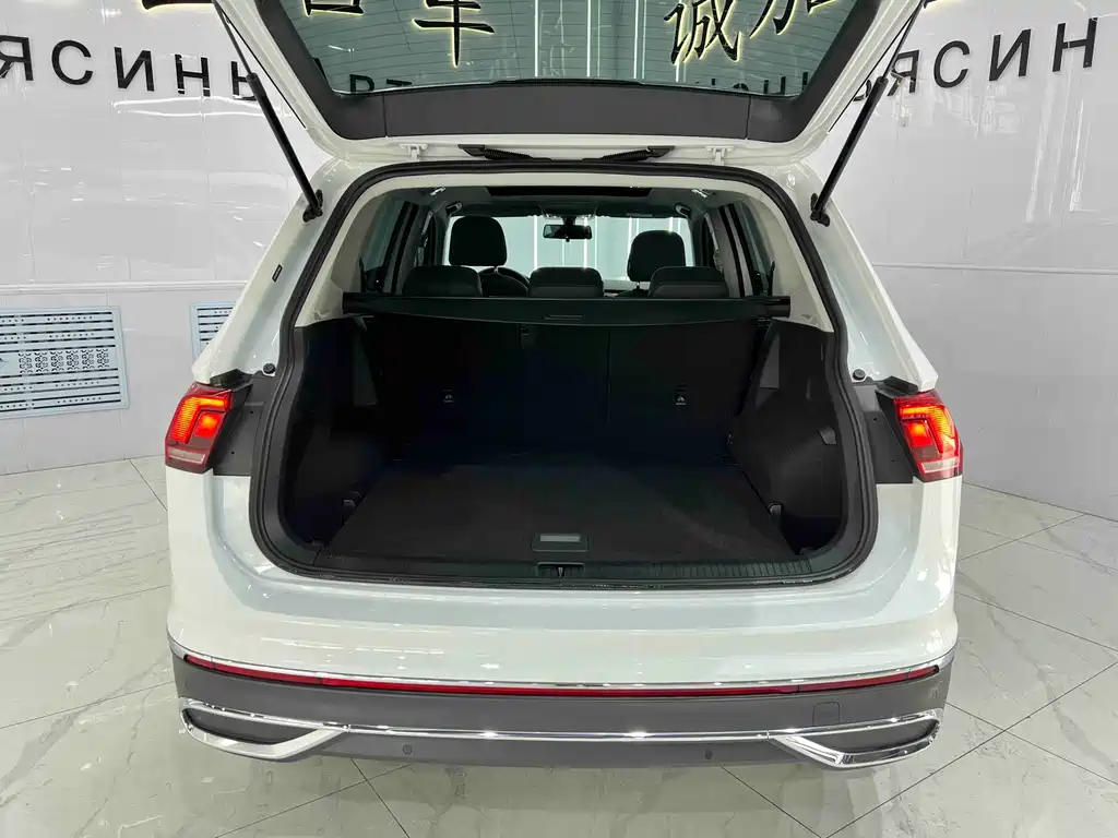 Volkswagen Tiguan L 2023 — фото 17