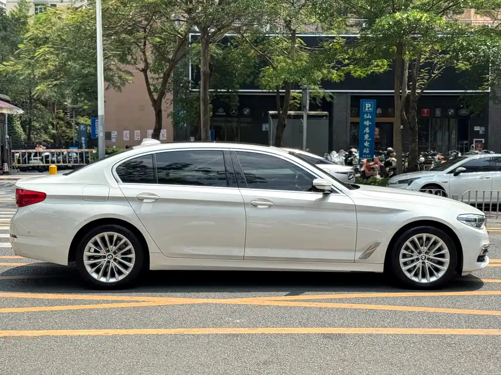 BMW 5 Series 2019 — фото 18