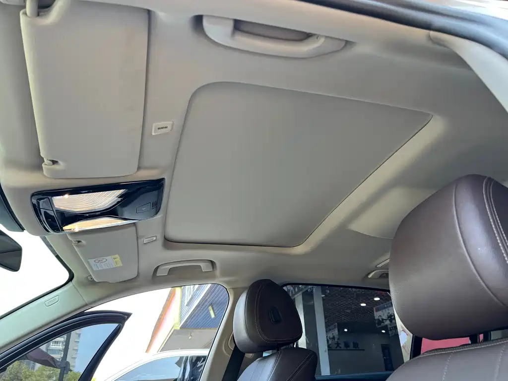 BMW 5 Series 2019 — фото 10