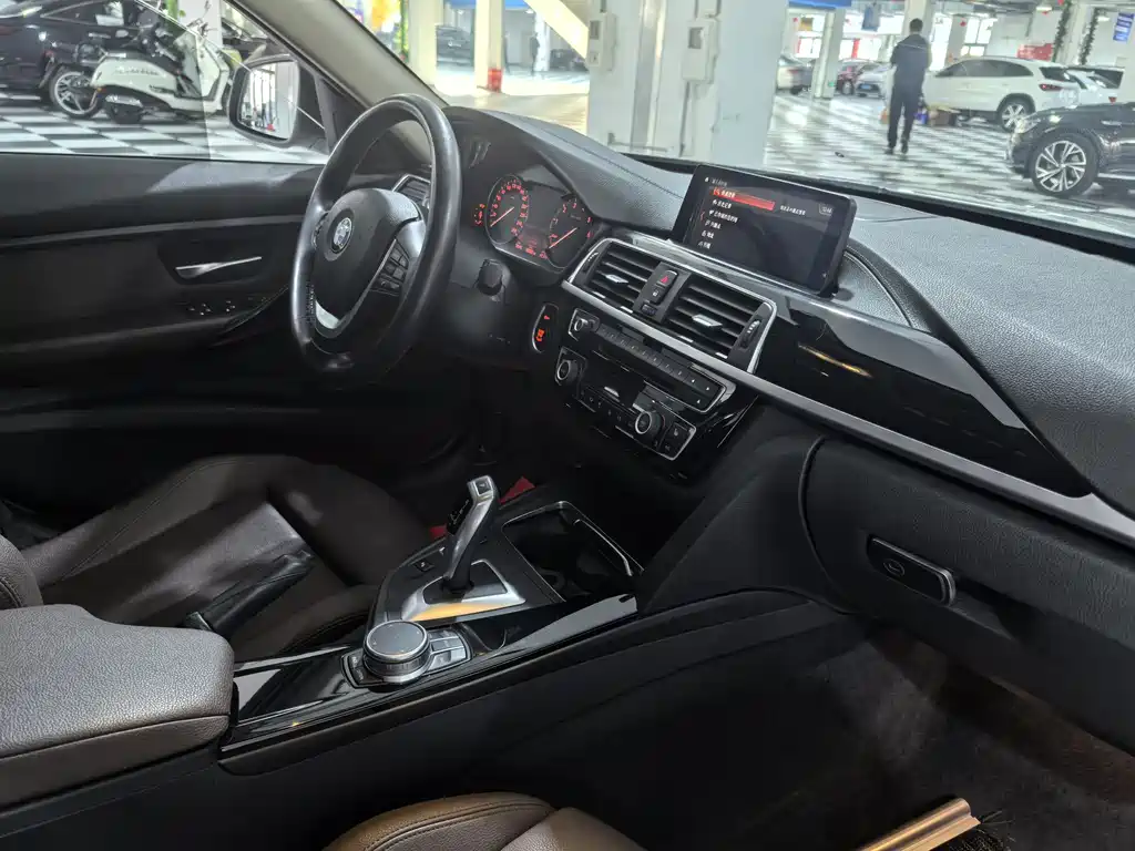 BMW 3 Series 2019 — фото 13