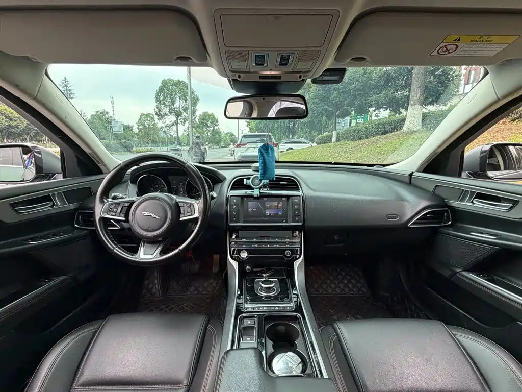 Jaguar XEL 2018 — фото 11
