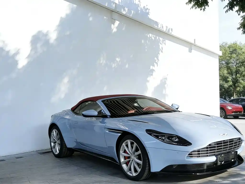Aston Martin DB11 2021 — фото 5