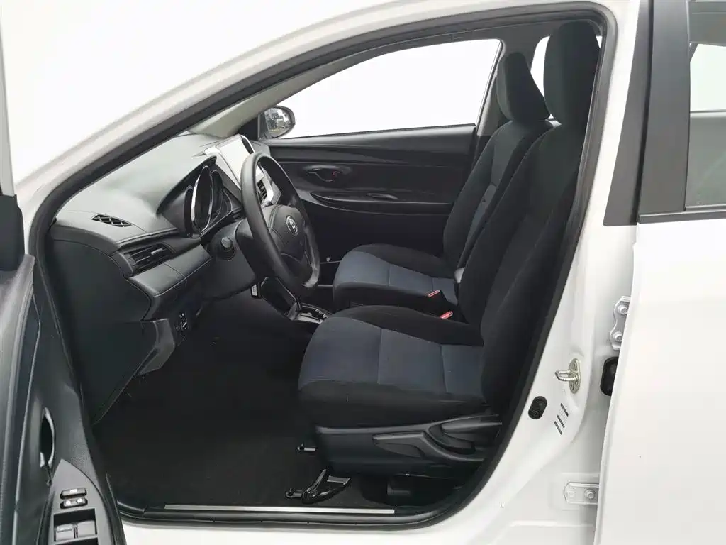 Toyota Yaris L 2019 — фото 9