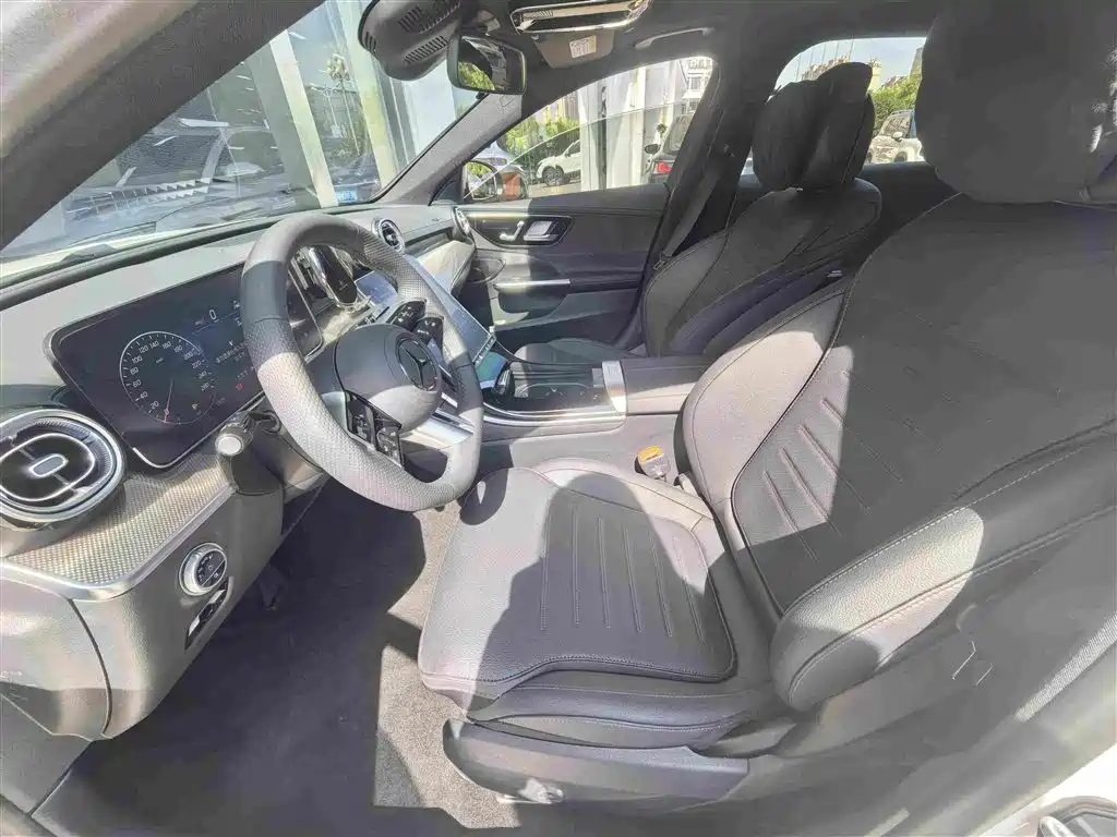 Mercedes-Benz C-Class 2025 — фото 13