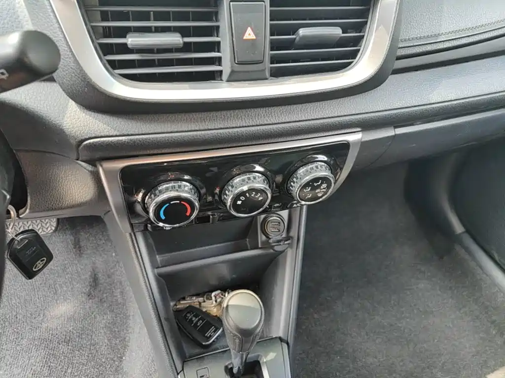 Toyota Yaris L 2019 — фото 13