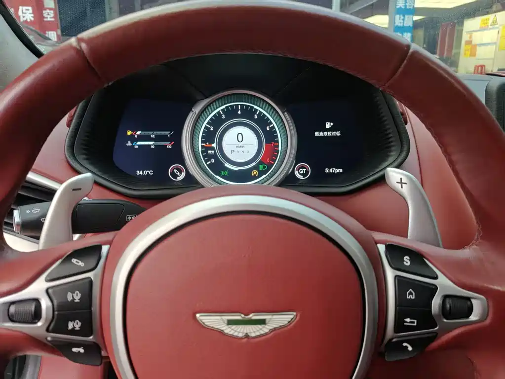 Aston Martin DB11 2020 — фото 10
