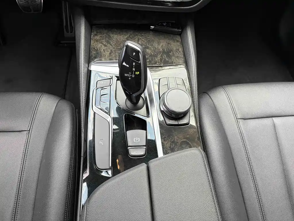 BMW 5 Series 2018 — фото 11
