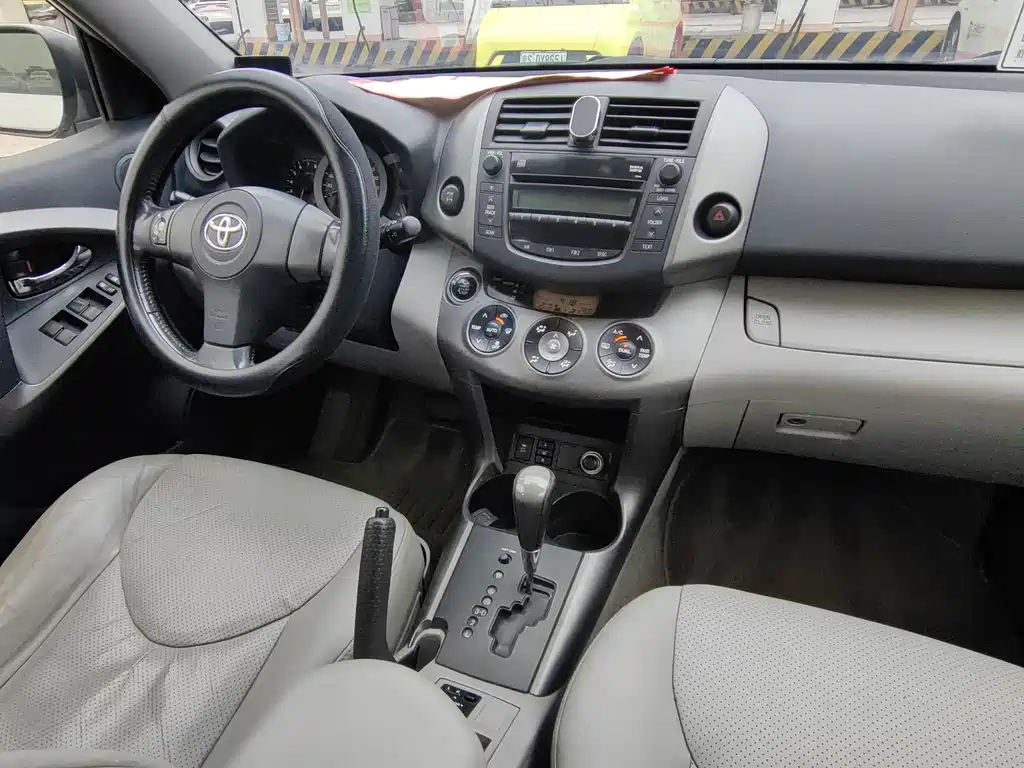 Toyota RAV4 2010 — фото 15