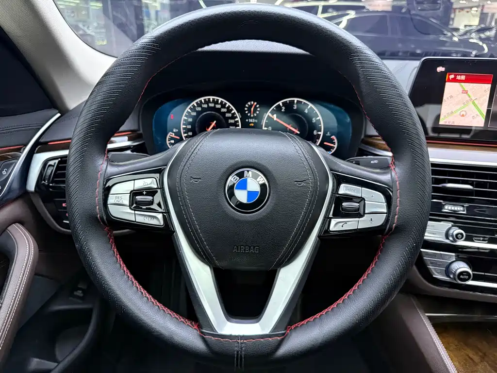 BMW 5 Series 2019 — фото 10