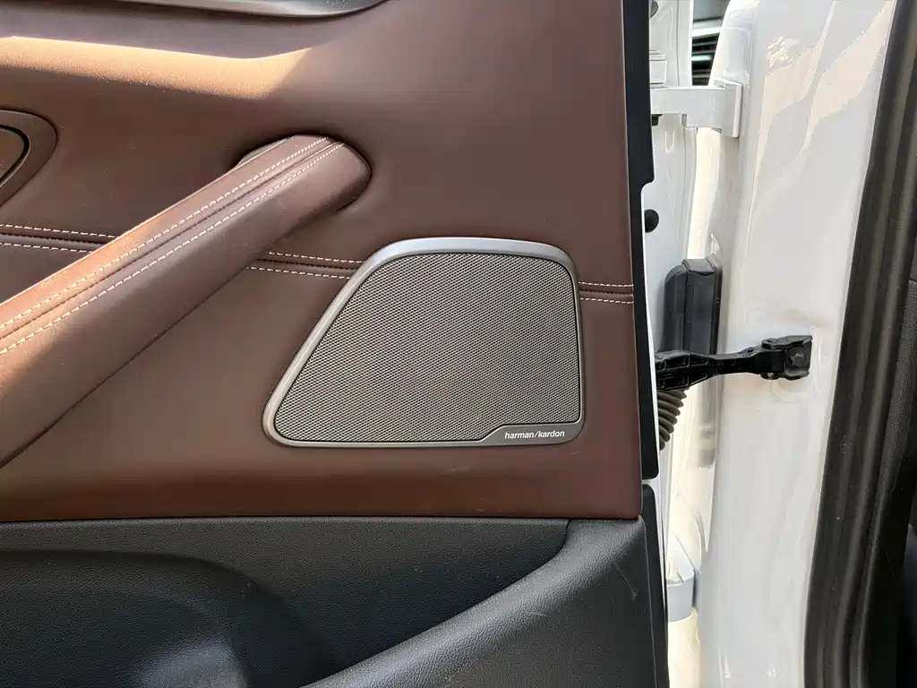 BMW 5 Series New Energy 2019 — фото 13