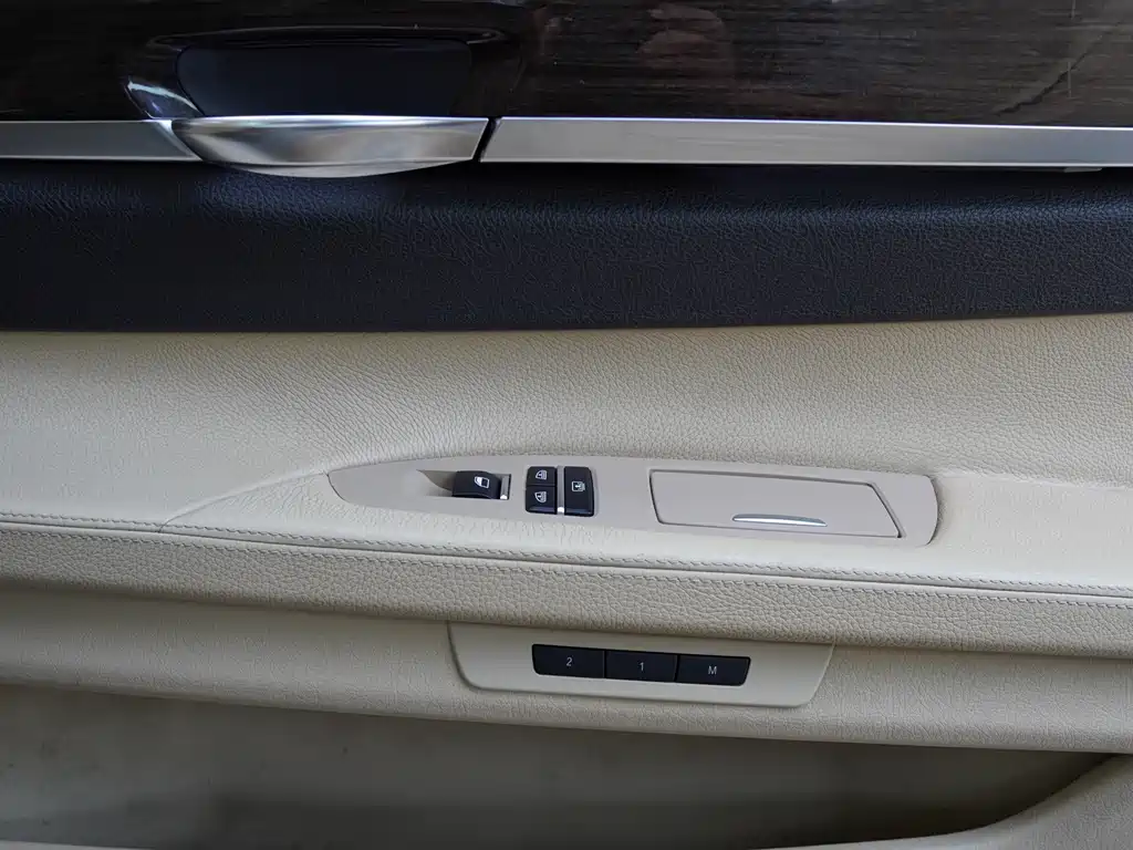 BMW 7 Series 2010 — фото 23