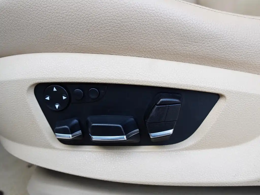 BMW 7 Series 2010 — фото 21