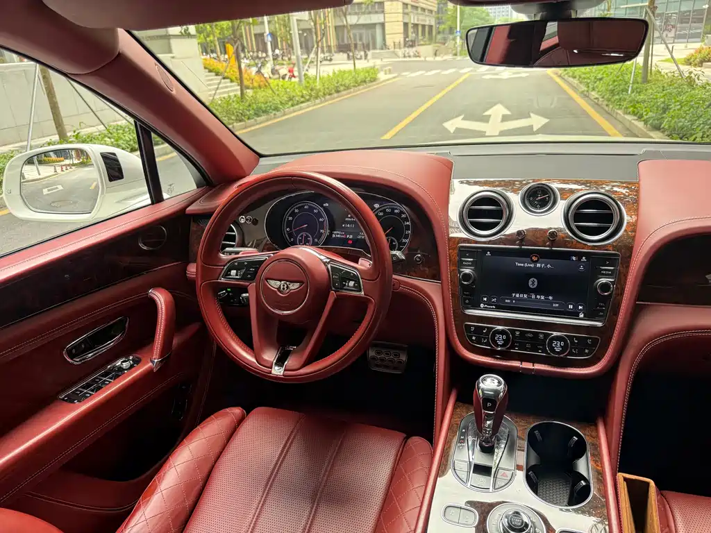 Bentley Bentayga 2016 — фото 16