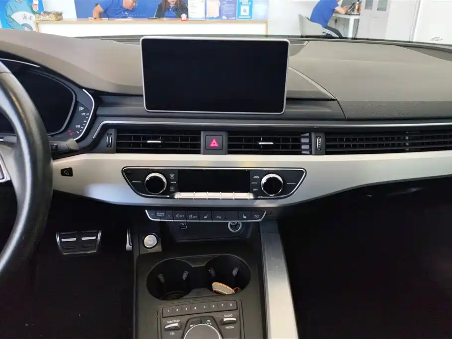 Audi A4L 2018 — фото 13