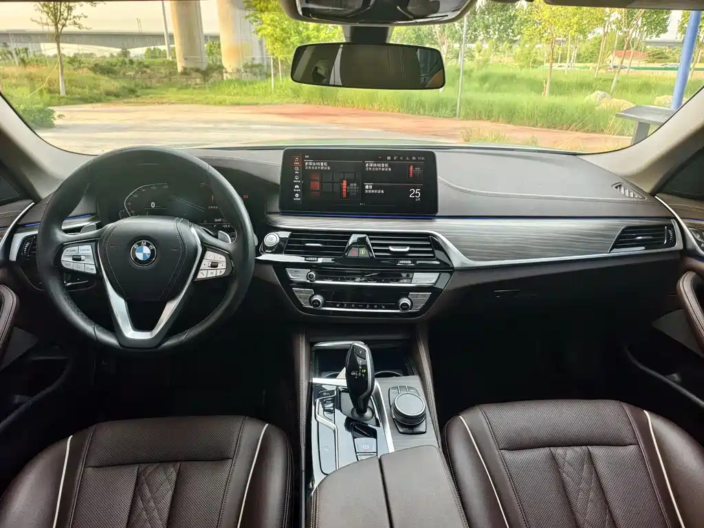 BMW 5 Series 2021 — фото 11