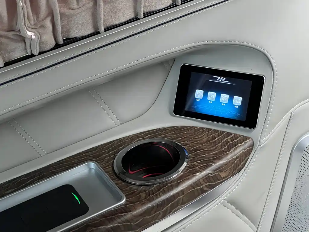 Mercedes-Benz V-Class 2023 — фото 22