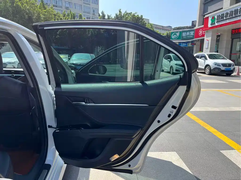 Toyota Camry 2019 — фото 19