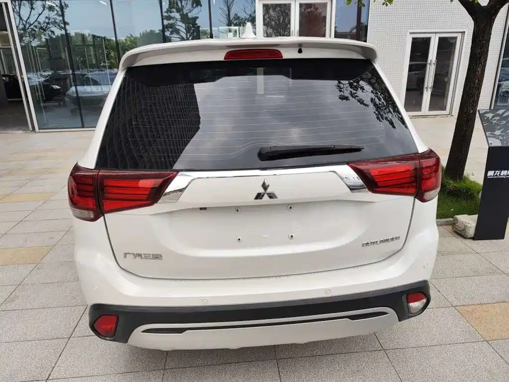 Mitsubishi Outlander 2021 — фото 5
