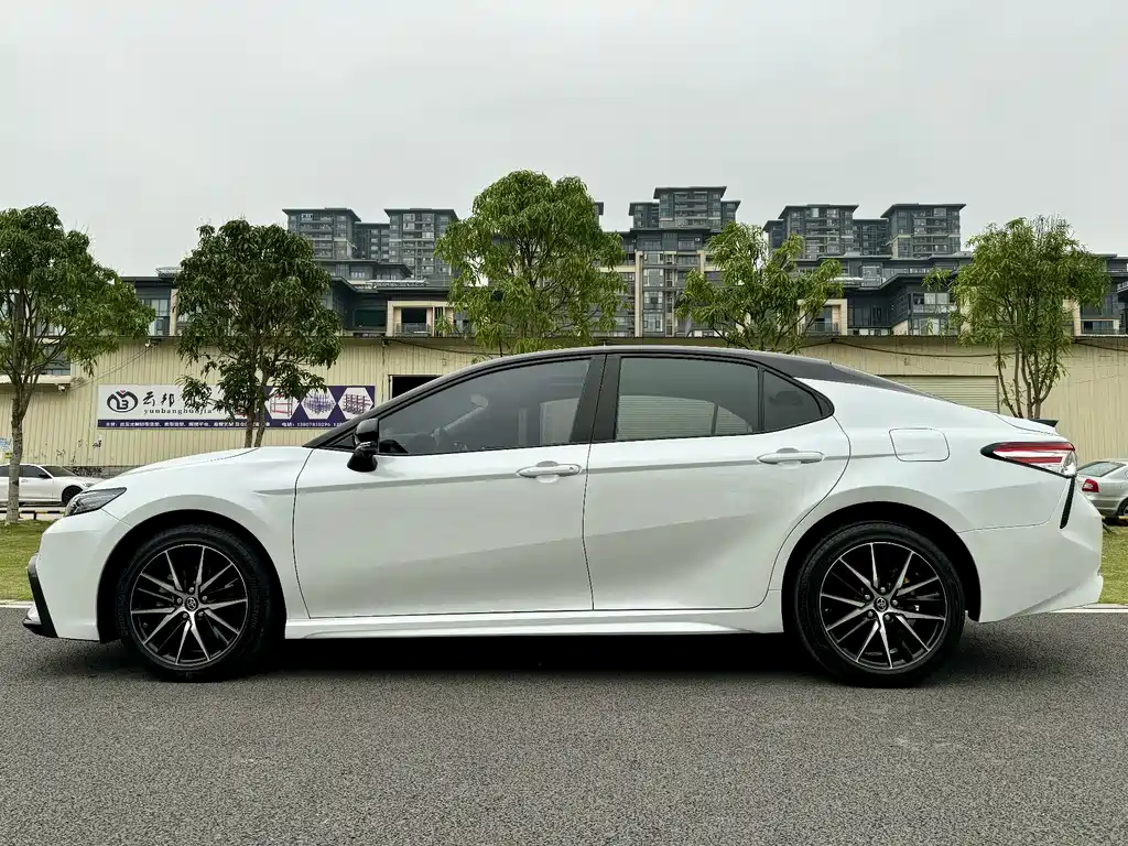 Toyota Camry 2021 — фото 11