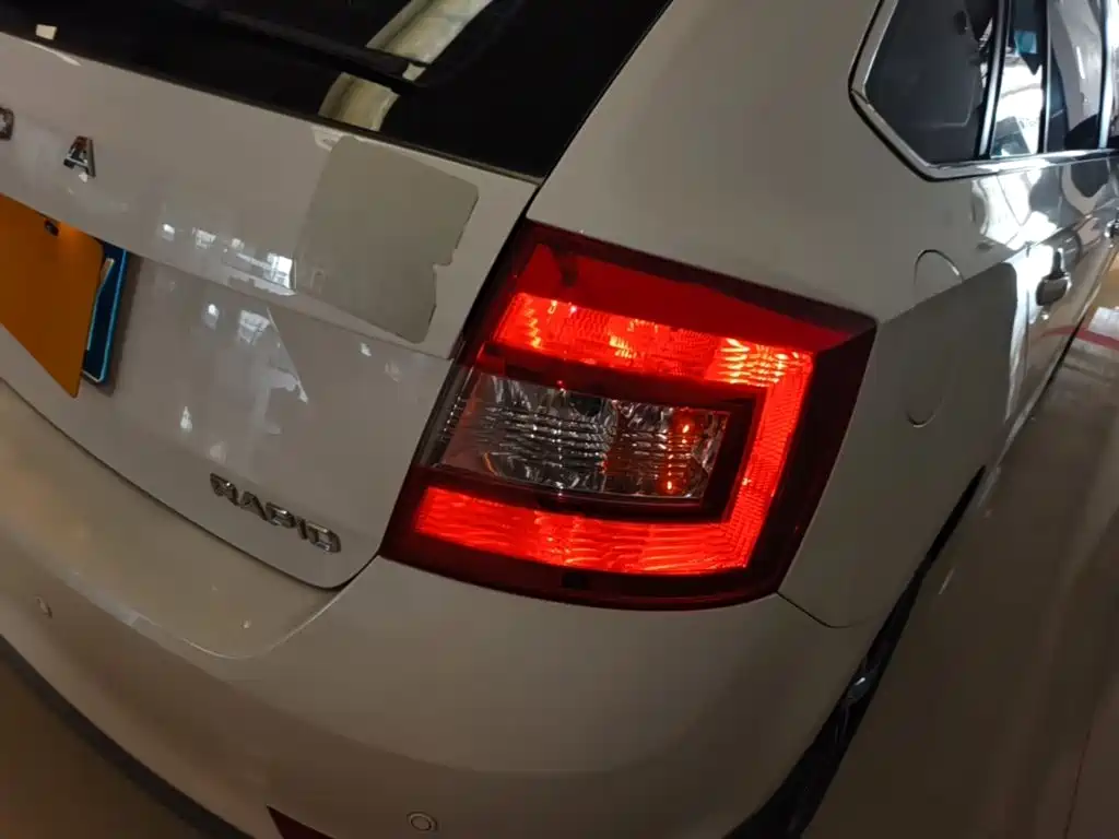 Skoda Rapid Spaceback 2019 — фото 8