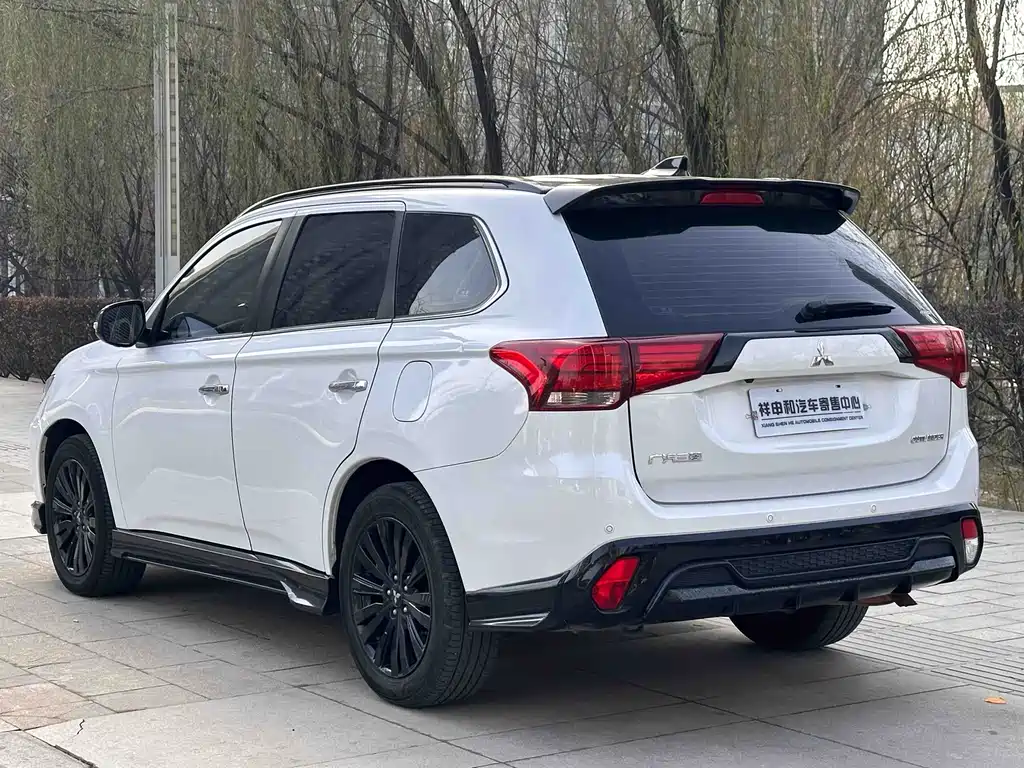 Mitsubishi Outlander 2023 — фото 13