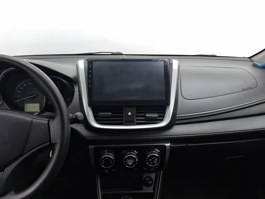 Toyota Yaris L 2016 — фото 12
