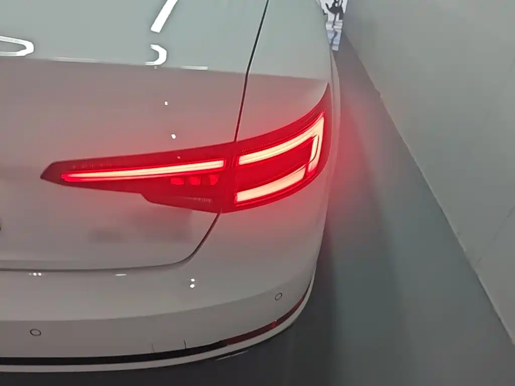 Audi A4L 2018 — фото 8